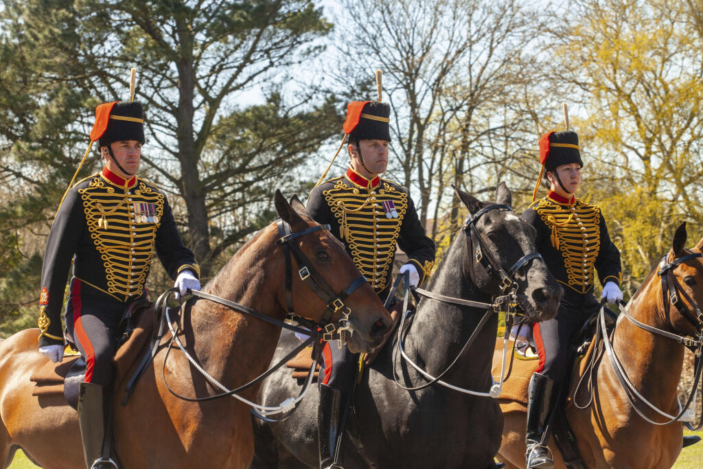 JB 45 Windsor - Členovia Kráľovského konského delostrelectva prichádzajú po chodníku Long Walk k Windsorskému zámku vo Windsore 17. apríla 2021 na pohreb britského princa Philipa, manžela britskej kráľovnej Alžbety II., ktorý zomrel minulý piatok vo veku 99 rokov. Pohreb sa uskutoční v sobotu popoludní v areáli Windsorského zámku, informovala v pondelok stanica BBC. Pohrebné obrady sa budú konať v tamojšej kaplnke svätého Juraja o 15.00 h miestneho času (16.00 h SELČ). Celý obrad sa uskutoční vý