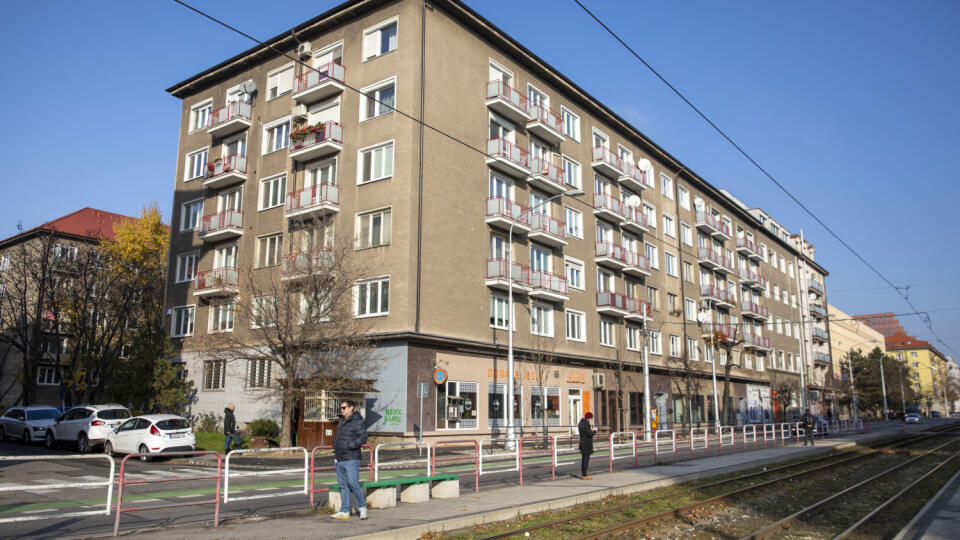 Miroslav ,, Meky “ Žbirka, spevák a skladateľ, rodák z bratislavskej časti v okolí Račianskeho Mýta.náhle zomrel vo veku 69 rokov v Prahe.
Na snímke: Dom, v ktorom býalá rodina Žbirkovcov.