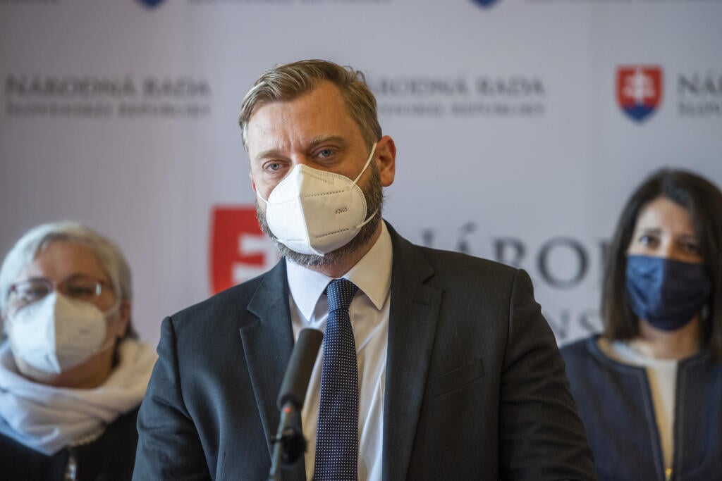 Na snímke zľava poslanci NR SR za hnutie OĽaNO Monika Kozelová, Juraj Krúpa a poslankyňa NR SR Jana Žitňanská (Za ľudí) počas tlačovej konferencie na tému: Kyberšikana je vážny spoločenský problém, je najvyšší čas ho riešiť. V Bratislave 1. marca 2021. FOTO TASR - Jaroslav Novák