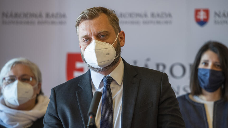 Na snímke zľava poslanci NR SR za hnutie OĽaNO Monika Kozelová, Juraj Krúpa a poslankyňa NR SR Jana Žitňanská (Za ľudí) počas tlačovej konferencie na tému: Kyberšikana je vážny spoločenský problém, je najvyšší čas ho riešiť. V Bratislave 1. marca 2021. FOTO TASR - Jaroslav Novák