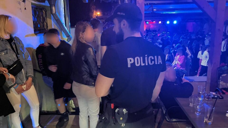 Polícia si posvietila na opitú mládež.