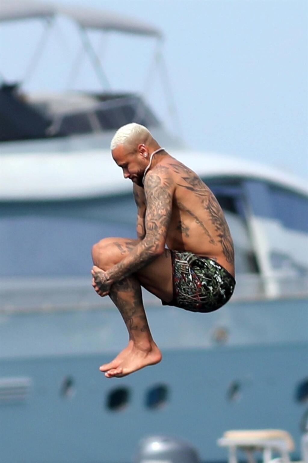 Aj Neymar si zaskákal do mora.
