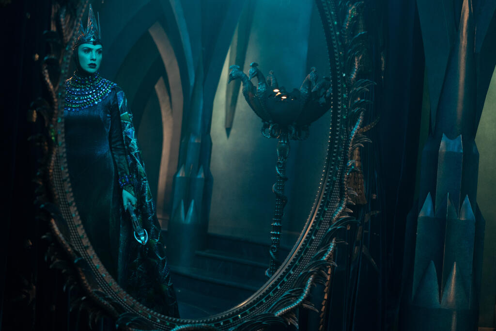 Gal Gadot vo filme Snehulienka (Snow White).