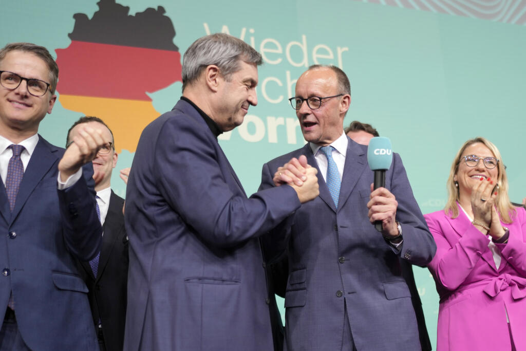 KK114 Berlín - Líder tamojšej Kresťansko-sociálnej únie (CSU) a bavorský premiér Markus Söder (uprostred vľavo) a predseda Kresťanskodemokratickej únie Nemecka (CDU) Friedrich Merz (uprostred) si podávajú ruky na pódiu po predčasných parlamentných voľbách v Nemecku v nedeľu 23. februára 2025 v Berlíne. Nedeľňajšie predčasné parlamentné voľby v Nemecku sa podľa výsledkov exit pollov televízie ARD skončili víťazstvom kresťanských demokratov z únie CDU/CSU, ktorí dostali 29 percent hlasov. Nasleduj