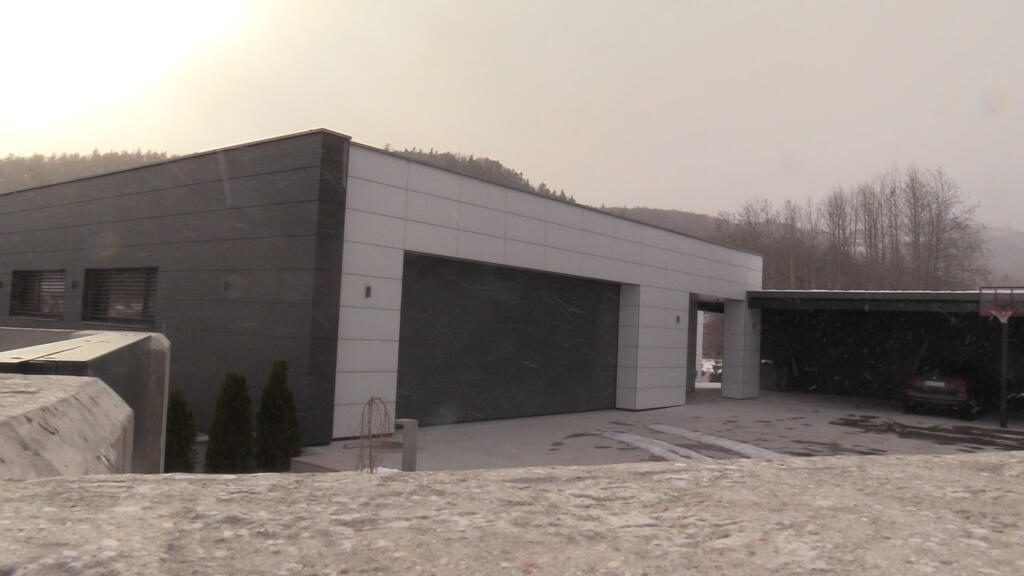 Pre luxusný vozový park nášho futbalistu je pripravená veľká garáž.