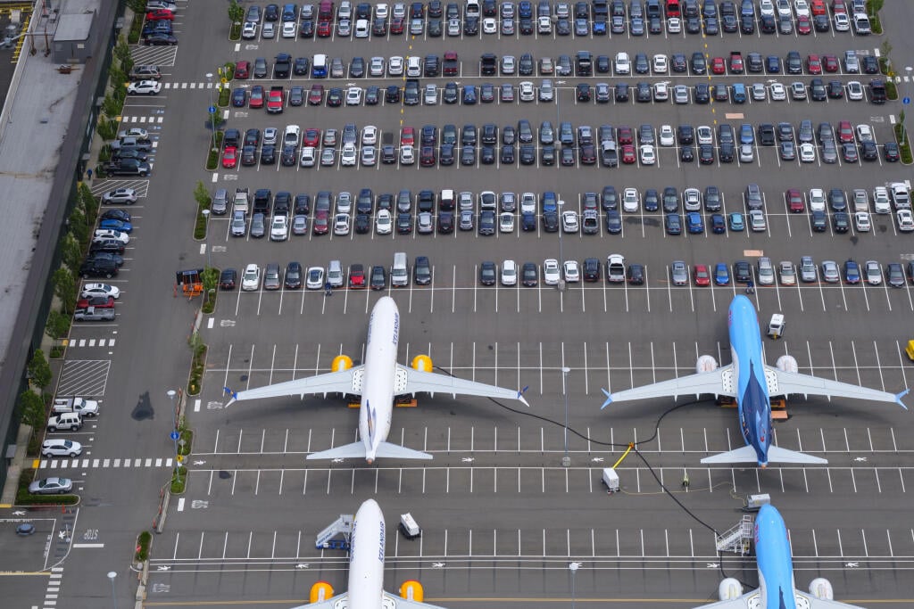 Uzemnené lietadlá 737 MAX na parkovisku pre zamestnancov Boeingu