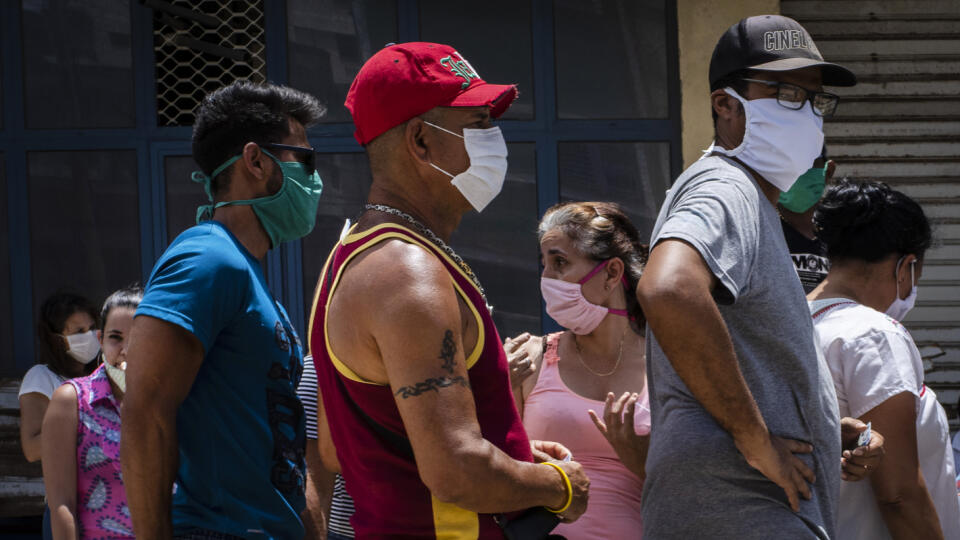 KK35 Havana - Ľudia s ochrannými rúškami čakajú v rade pred obchodom s potravinami v Havane 19. mája 2020. Kuba za uplynulý týždeň nezaznamenala ani jedno úmrtie na ochorenie COVID-19, ktoré spôsobuje nový druh koronavírusu. Oznámili to v stredu 20. mája 2020 tamojší zdravotnícki predstavitelia s tým, že naďalej klesá aj počet potvrdených prípadov nákazy. FOTO TASR/AP
People wearing face masks amid the spread of the new coronavirus visit while waiting to enter a government-run food store in Hava