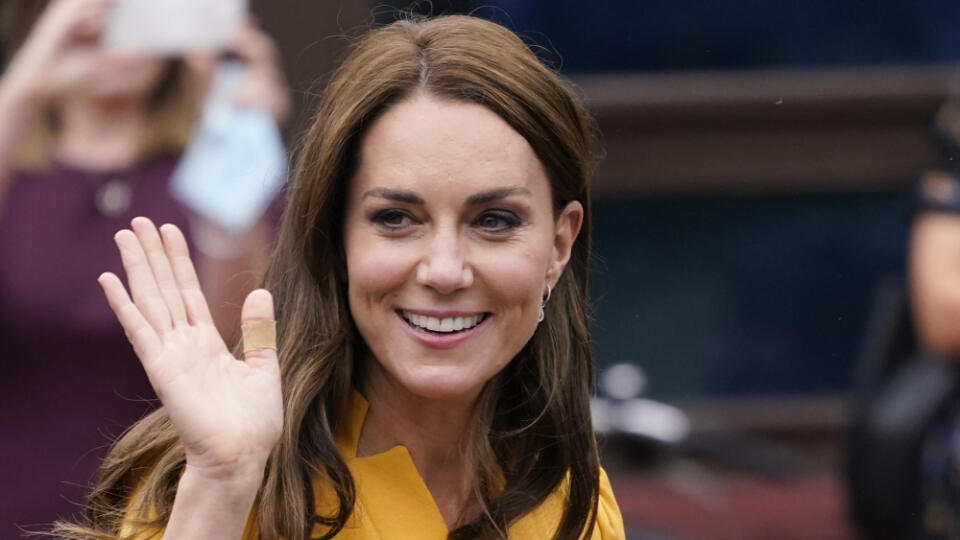 KK16 Guilford - Kate, princezná z Walesu odchádza po návšteve pôrodnice v nemocnici Royal Surrey County Hospital v britskom Guilforde 5. októbra 2022. FOTO TASR/AP
Britain's Kate, Princess of Wales, leaves after a visit to Royal Surrey County Hospital Maternity Unit, in Guilford, England, Wednesday, Oct. 5, 2022.(AP Photo/Alberto Pezzali)