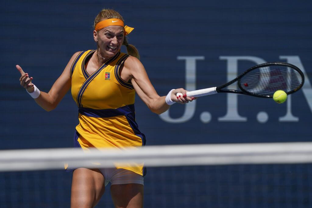Česká tenistka Petra Kvitová odvracia úder Grékyni Marii Sakkariovej v 3.kole dvojhry na grandslamovom tenisovom turnaji US Open v New Yorku 4. septembra 2021.