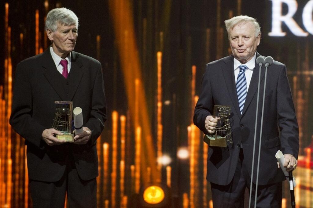 Z vyhlasovania výsledkov 23. ročníka ankety Slovenského futbalového zväzu (SFZ) a denníka Pravda o najlepšieho futbalistu Slovenskej republiky za rok 2015 v Bratislave 27. marca 2016. Na snímke členovia novej Siene slávy slovenského futbalu Jozef Vengloš (vpravo) a Jozef Adamec. FOTO TASR - Michal Svítok