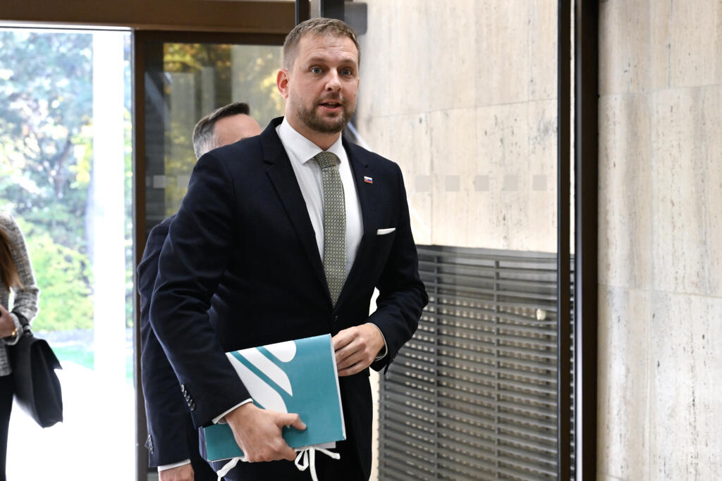 Na snímke minister zdravotníctva SR Kamil Šaško (Hlas-SD) prichádza na zasadnutie vlády SR 30. októbra 2024 v Bratislave. FOTO TASR - Pavel Neubauer