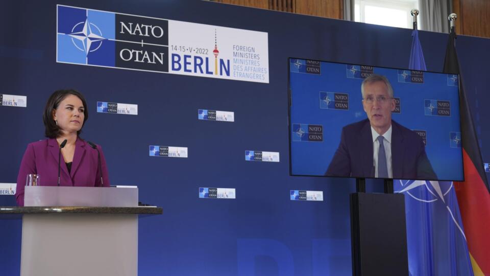 Nemecká ministerka zahraničných vecí Annalena Baerbocková počúva generálneho tajomníka Severoatlantickej aliancie Jensa Stoltenberga (vpravo), ktorý sa pripojil prostredníctvom videokonferencie