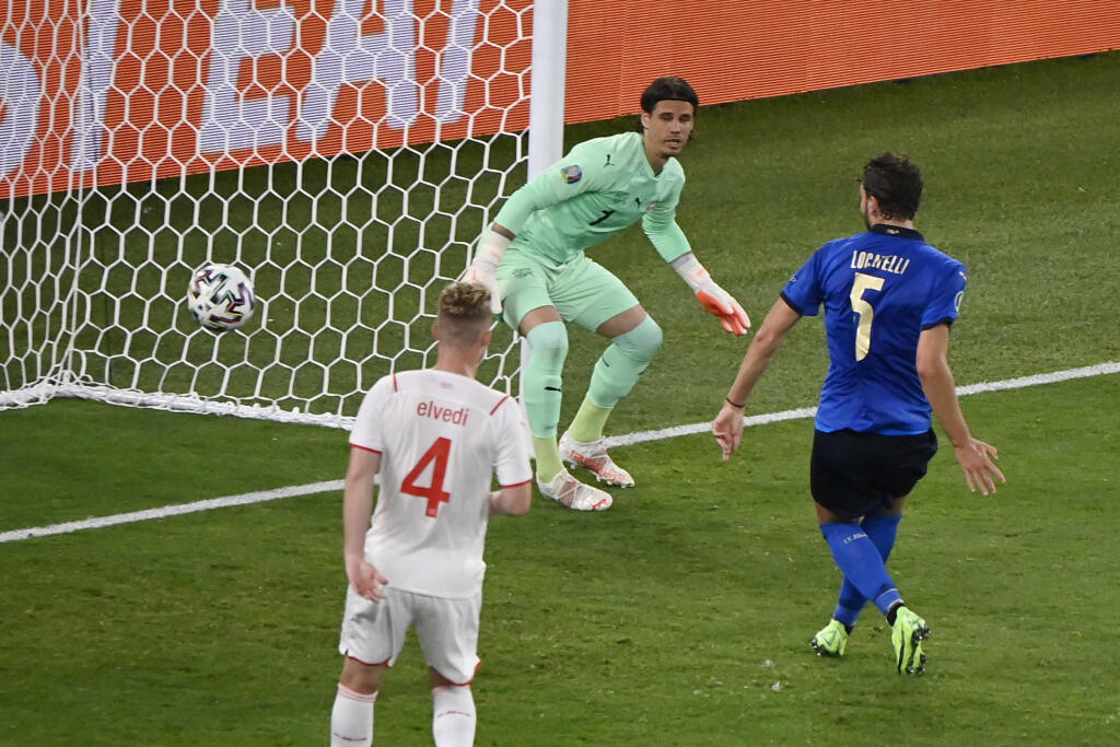 EBE 44 Rím - Na snímkevpravo taliansky stredopoliar Manuel Locatelli strieľa svoj úvodný gól v zápase A-skupiny na majstrovstvách Európy vo futbale 2021 Taliansko – Švajčiarsko v stredu 16. júna 2021 v Ríme. FOTO TASR/AP
Italy's Manuel Locatelli scores his side's first goal during the Euro 2020 soccer championship group A match between Italy and Switzerland at the Rome Olympic stadium, Wednesday, June 16, 2021. (AP Photo/Riccardo Antimiani, Pool)