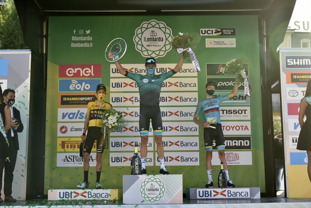 KK65 Como - Na snímke dánsky cyklista Jakob Fuglsang (uprostred) zo stajne Astana triumfoval na 114. ročníku klasiky Okolo Lombardska, ktorá viedla z Bergama do Coma. Druhá priečka sa ušla Georgeovi Bennettovi (Jumbo-Visma) z Nového Zélandu a Úspech Astany podčiarkol tretím miestom Rus Aleksandr Vlasov (vľavo) .FOTO TASR/AP
From left, second placed Sam Bennet, winner Jakob Fuglsang and third placed Aleksandr Vlasov celebrate on the podium of the Tour of Lombardy cycling race, from Bergamo to Co