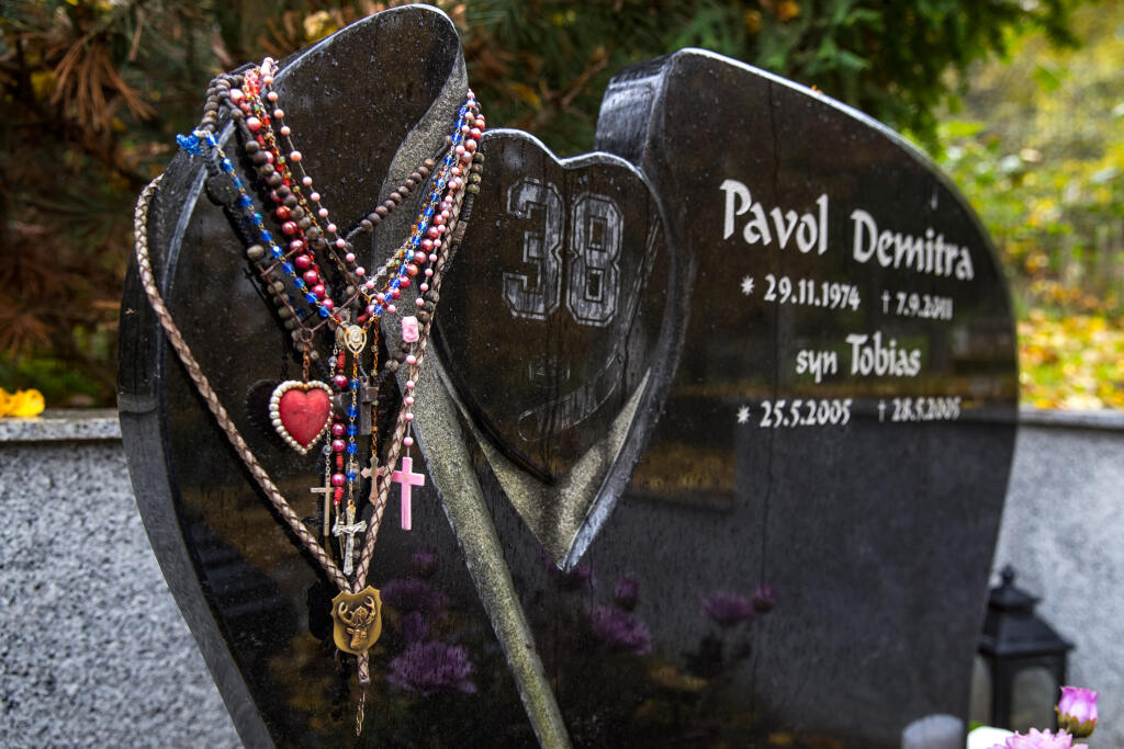 Miesto posledného odpočinku slovenského hokejového reprezentanta Pavla Demitru na cintoríne v Trenčíne.