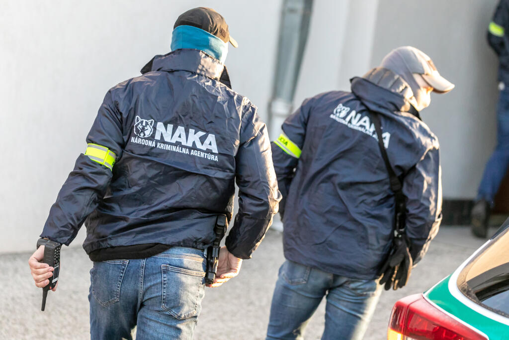 Na snímke je príchod polície a predvedenie Norberta Bödöra v kauze Valčeky na Špecializovanom trestnom súde v Pezinku.