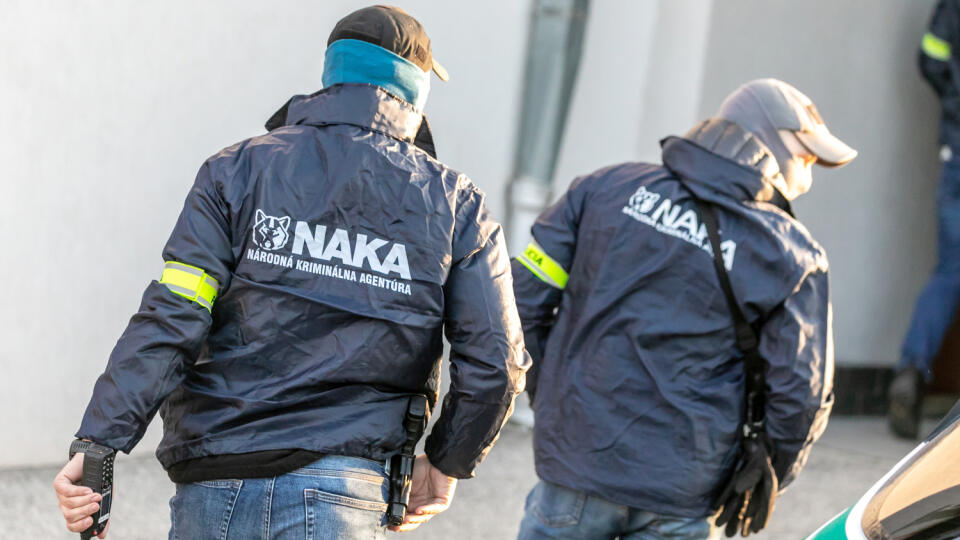 Na snímke je príchod polície a predvedenie Norberta Bödöra v kauze Valčeky na Špecializovanom trestnom súde v Pezinku.