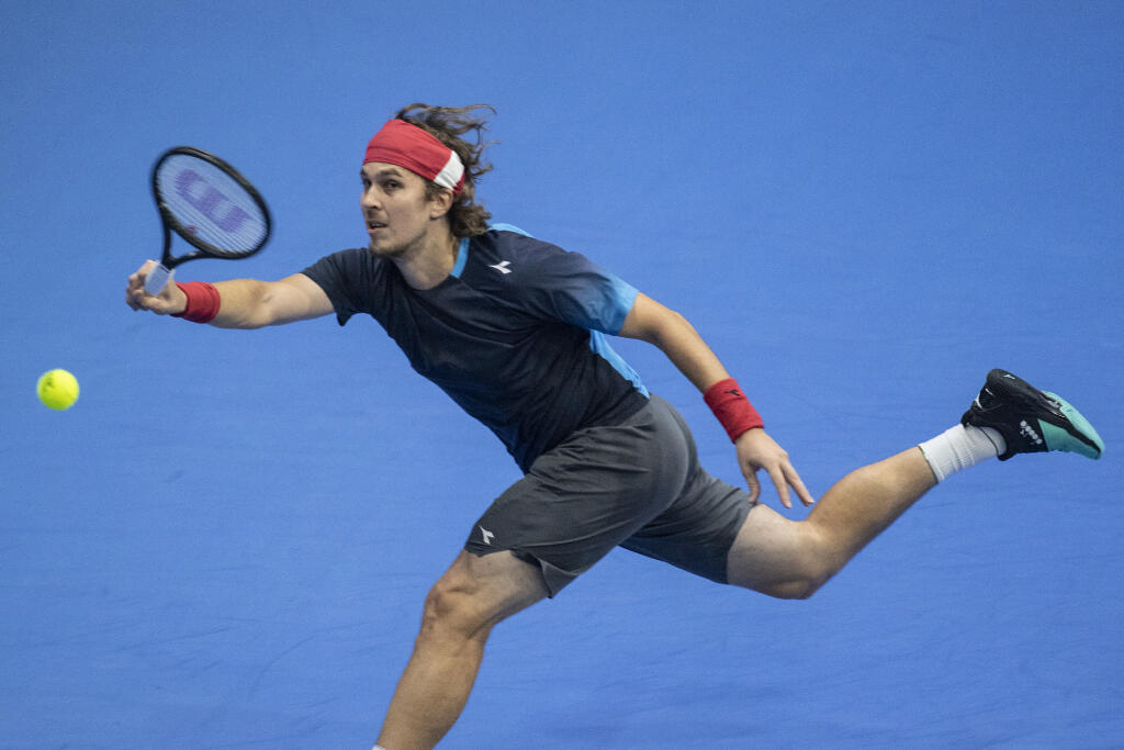 Na archívnej snímke slovenský tenista Lukáš Lacko odvracia úder Ukrajinca Sergija Stachovského v zápase 1. kola mužskej dvojhry na bratislavskom challengeri Peugeot Slovak Open v utorok 10. novembra 2020.