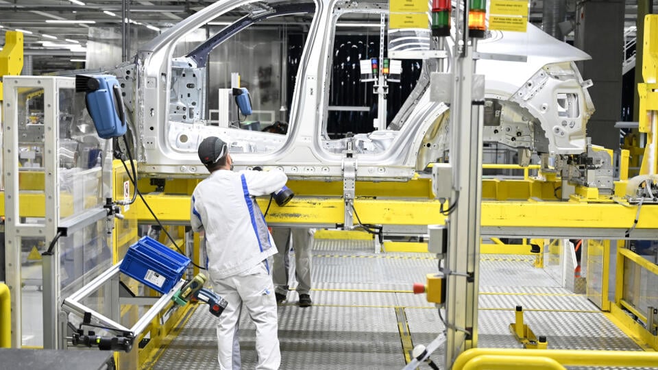 Zamestnanci spoločnosti Volkswagen Slovakia pracujú na výrobnej linke po tom, čo spoločnosť opätovne spustila výrobu v ďalších segmentoch prerušenú pre pandémiu nového koronavírusu, 28. apríla 2020 v Bratislave. FOTO TASR