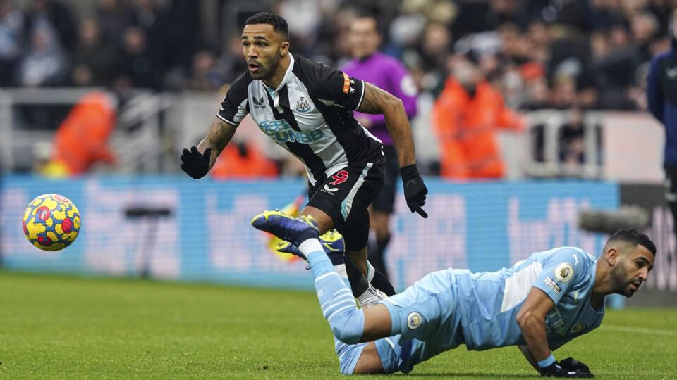 KK70 Newcastle - Futbalista Callum Wilson (uprostred) z Newcastle United a Riyad Mahrez z Manchestru City počas zápasu 18. kola anglickej Premier League Newcastle United - Manchester City 19. decembra 2021 v Newcastle. FOTO TASR/AP
Newcastle United's Callum Wilson, centre gets control of the ball from Manchester City's Riyad Mahrez, during the English Premier League soccer match between Newcastle and Manchester City at St. James' Park, Newcastle, England, Sunday, Dec. 19, 2021. (Owen Humphreys/
