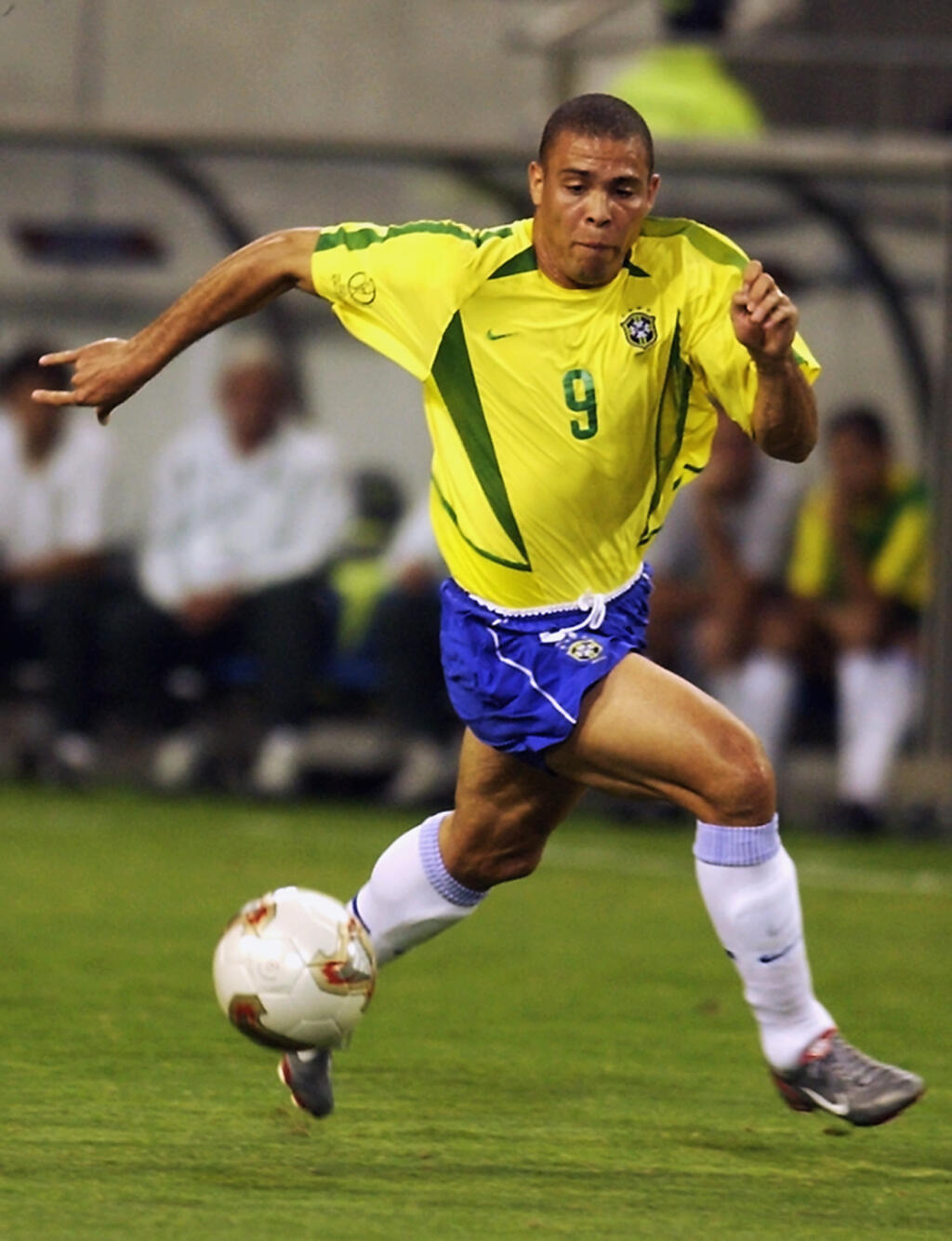 Ronaldo (Brazília, 8 gólov na MS 2002) - Upozornil na seba aj bujarým životným štýlom. Netajil sa slabosťou pre krásne ženy. Keď v roku 2010 priznal 4. dieťa, prehlásil, že podstúpil vazektómiu. Ronaldo dlhé roky bojuje s telesnou váhou, už počas aktívnej kariéry sa zaguľacoval a pomyselnú loptu dodnes nosí pod tričkom. Ako spoluvlastník vstúpil do viacerých futbalových projektov, objavil sa v rôznych reklamách propagujúcich naozaj širokú škálu produktov.