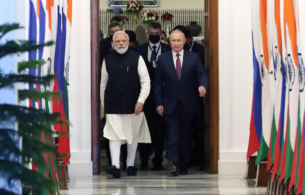 JB 24 Naí Dillí - Ruský prezident Vladimir Putin (vpravo) kráča s indickým premiérom Naréndrom Módím pred ich stretnutím v Naí Dillí 6. decembra 2021. FOTO TASR/AP 

Russian President Vladimir Putin, right, and Indian Prime Minister Narendra Modi enter the hall during their meeting in New Delhi, India, Monday, Dec.6, 2021. (Mikhail Klimentyev, Sputnik, Kremlin Pool Photo via AP)