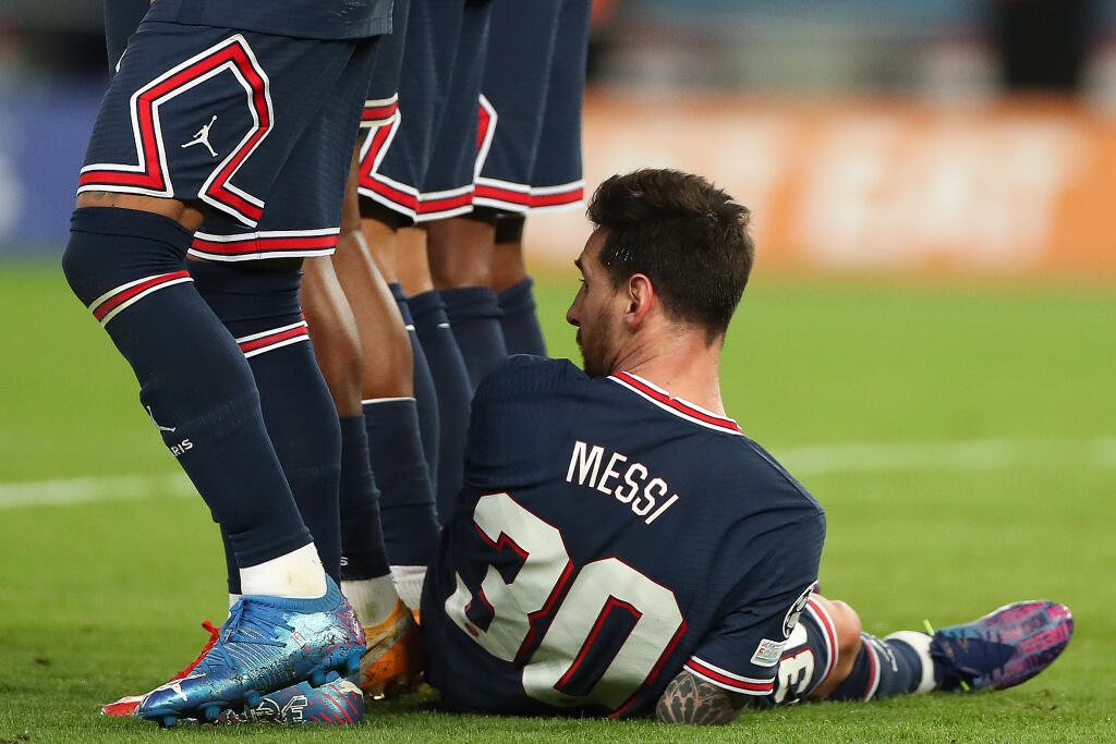 Lionel Messi si proti Manchestru City ľahol do múru pri priamom kope súpera. Pre mnohých najlepší futbalista na svete sa tak ocitol v netradičnej pozícii.