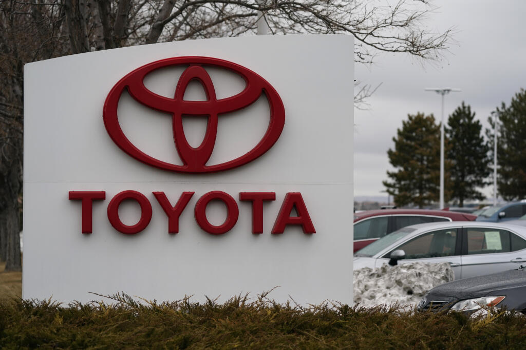 WA 31 archív Lakewood - Na archívnej snímke z 21. marca 2021 logo japonskej automobilky Toyota Motor v americkom meste Lakewood. Najväčší japonský výrobca automobilov v stredu oznámil, že jeho prevádzkový zisk vo 4. štvrťroku finančného roka 2020/2021 strmo vzrástol, až o 92 %, keď sa zotavila z dôsledkov pandémie nového koronavírusu. Za tri mesiace do konca marca vykázal prevádzkový zisk 689,8 miliardy jenov (5,29 miliardy eur) po zisku 369,9 miliardy JPY v rovnakom období minulého roka. FOTO T