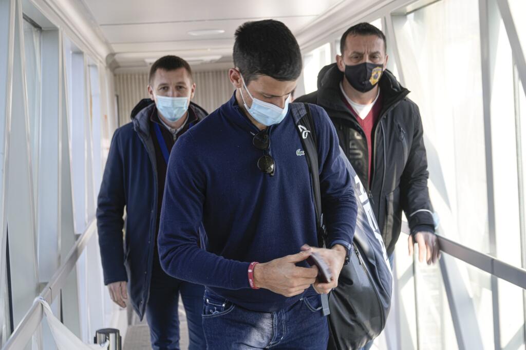 Novak Djokovič po prílete z Dubaja na letisku v Belehrade. Srbský tenista neuspel na federálnom súde v Melbourne s odvolaním sa proti opätovnému zrušeniu jeho víza, ktoré v piatok nariadil austrálsky minister pre imigráciu Alex Hawke. Lídra svetového rebríčka deportovali z krajiny.