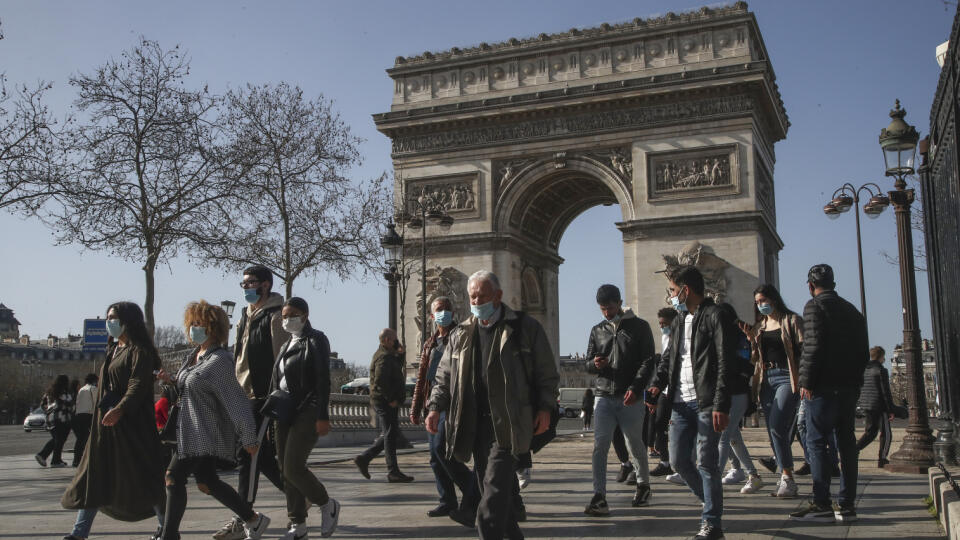 KK52 Paríž - Ľudia s ochrannými rúškami kráčajú po triede Champs-Élysées 24. februára 2021 v Paríži. Možno bude potrebné, aby Francúzsko zaviedlo nové lokálne obmedzenia, aby sa vyrovnalo so zhoršujúcou sa situáciou s ochorením Covid-19 v krajine, povedal v stredu novinárom hovorca francúzskej vlády Gabriel Attal. FOTO TASR/AP
People wearing wearing face masks to prevent the spread of coronavirus make their way at the Champs-Elysees avenue in Paris, Wednesday, Feb. 24, 2021. France may need to