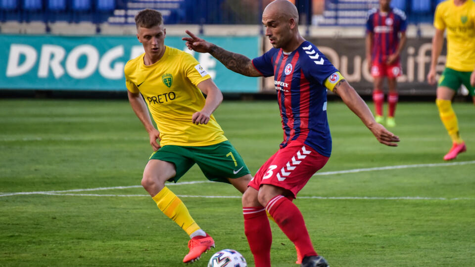 Na snímke zľava Patrik Myslovič (MŠK Žilina) a vpravo Juraj Piroska (FK Senica) počas 1. kola futbalovej Fortuna ligy 2020/2021 v zápase medzi FK Senica - MŠK Žilina 8. augusta 2020 v Senici. FOTO TASR - Róbert Fritz