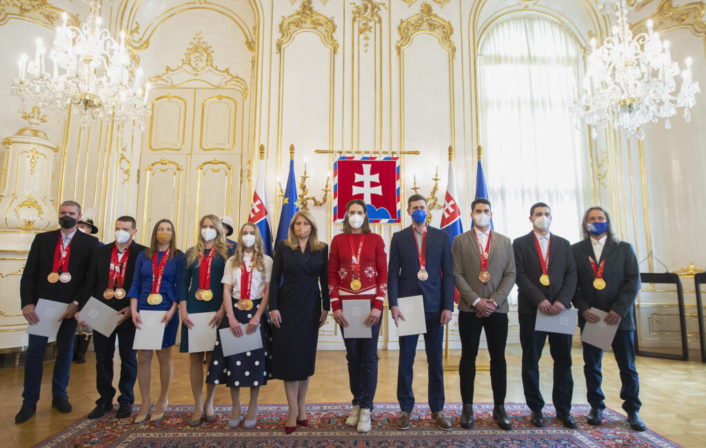 Na snímke uprostred prezidentka SR Zuzana Čaputová prijala 1. apríla 2022 v Prezidentskom paláci v Bratislave úspešných olympionikov a paralympionikov 2022. Na snímke zľava paralyžiar Miroslav Haraus, navádzač Maroš Hudík, paralyžiarka Henrieta Farkašová, navádzačka Eva Trajčíková, paralyžiarka Alexandra Rexová, prezidentka Zuzana Čaputová, lyžiarka Petra Vlhová, hokejisti Branislav Konrád, Samuel Takáč, navádzači Henriety Farkašovej Martin Motyka a Michal Červeň. FOTO TASR - Martin Baumann