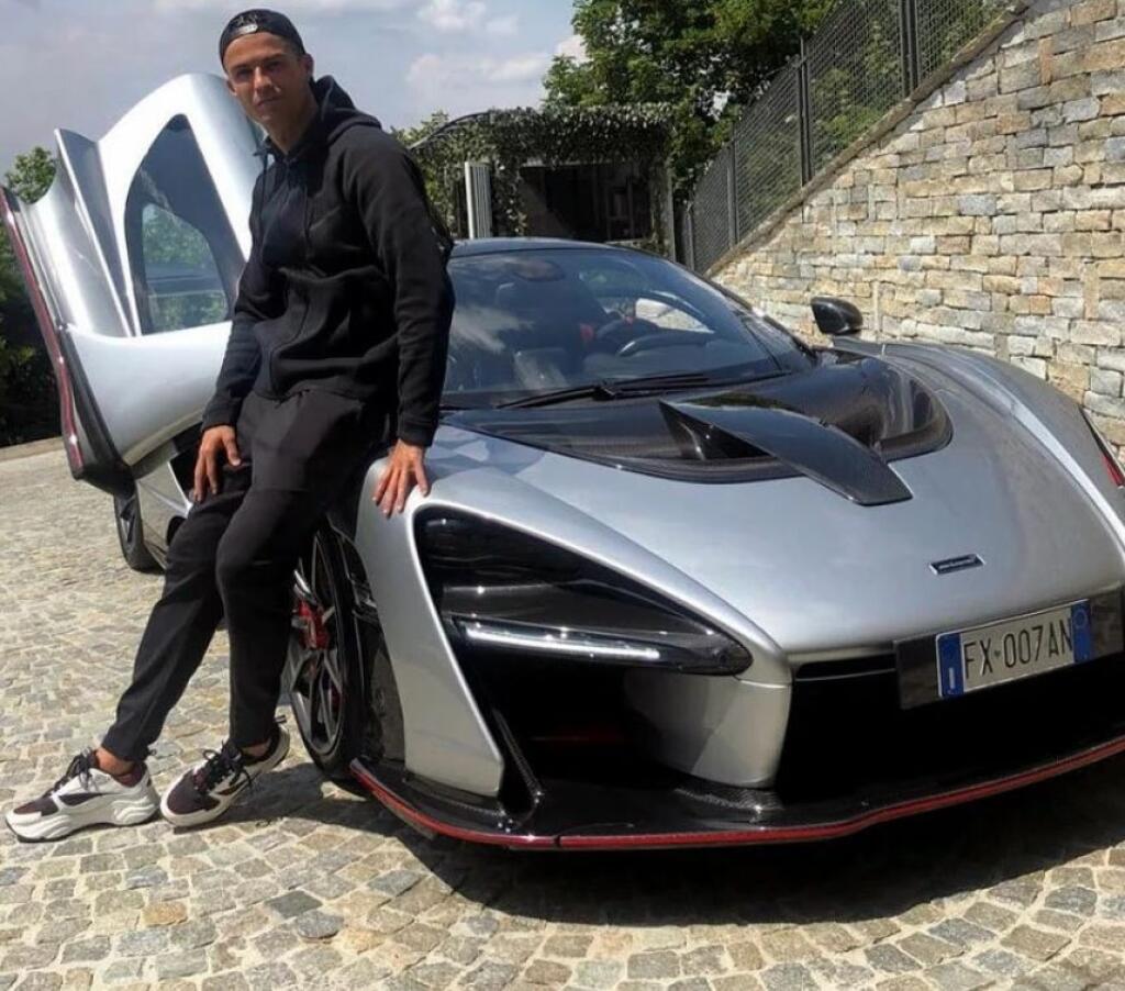 Aj portugalský futbalista Cristiano Ronaldo má slabosť na autá, ktorým si rád pýši na sociálnej sieti.