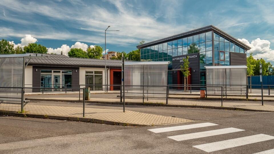 Budova novej autobusovej stanice v Brezne