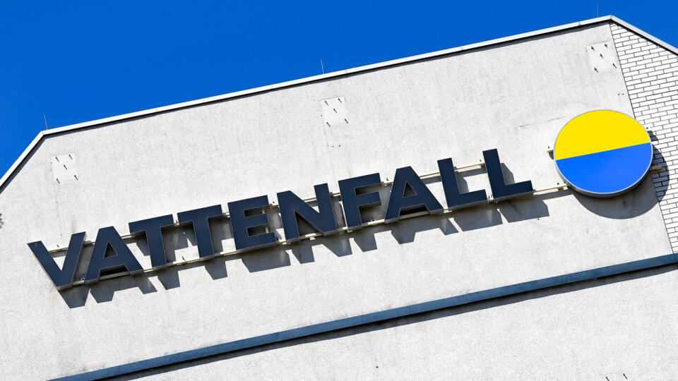 KK14 archív Berlín - Na archívnej snímke z 10. mája 2021 logo energetického koncernu Vattenfall v Berlíne. Švédsky energetický koncern Vattenfall zaznamenal za 4. štvrťrok pokles zisku o viac než 60 %. Dôvodom sú nižšie ceny energií. Šéfka spoločnosti však upozornila na pokračujúce výkyvy na trhu, keďže nových zdrojov energie nie je dostatok. FOTO TASR/DPA
ARCHIV - 10.05.2021, Berlin: Das Logo vom Energieunternehmen Vattenfall an einer Häuserwand. (zu dpa: «Trotz niedrigerer Strompreise - Vatt