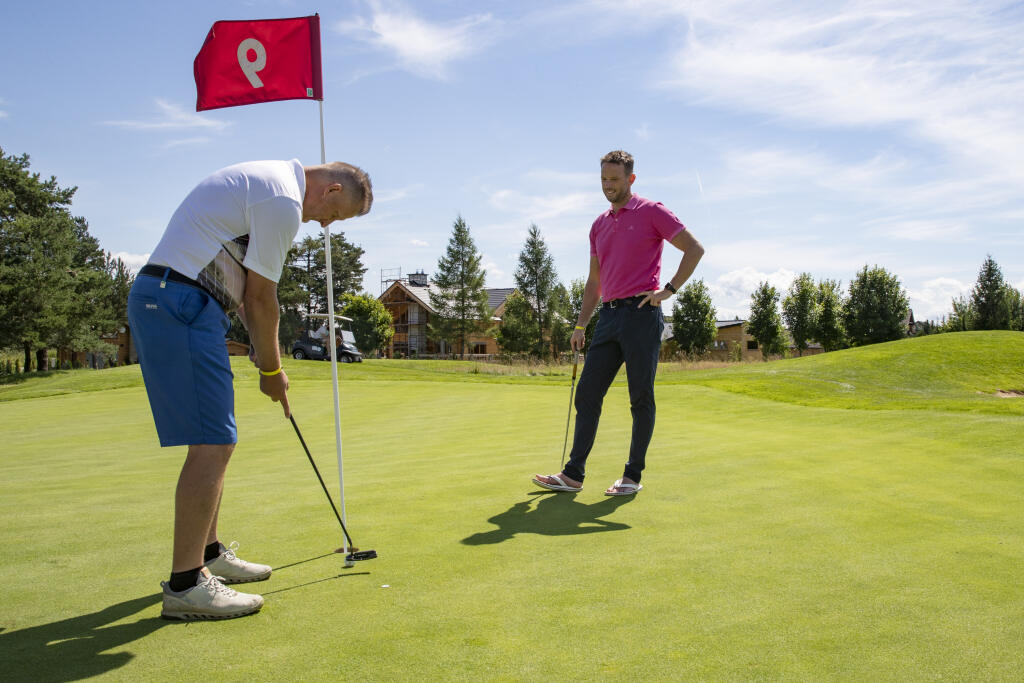 Lintner hral v tričku, dlhých nohaviciach a šľapkách. Práve netradičná obuv na golfovú partičku Sabbatiniho poriadne prekvapila.