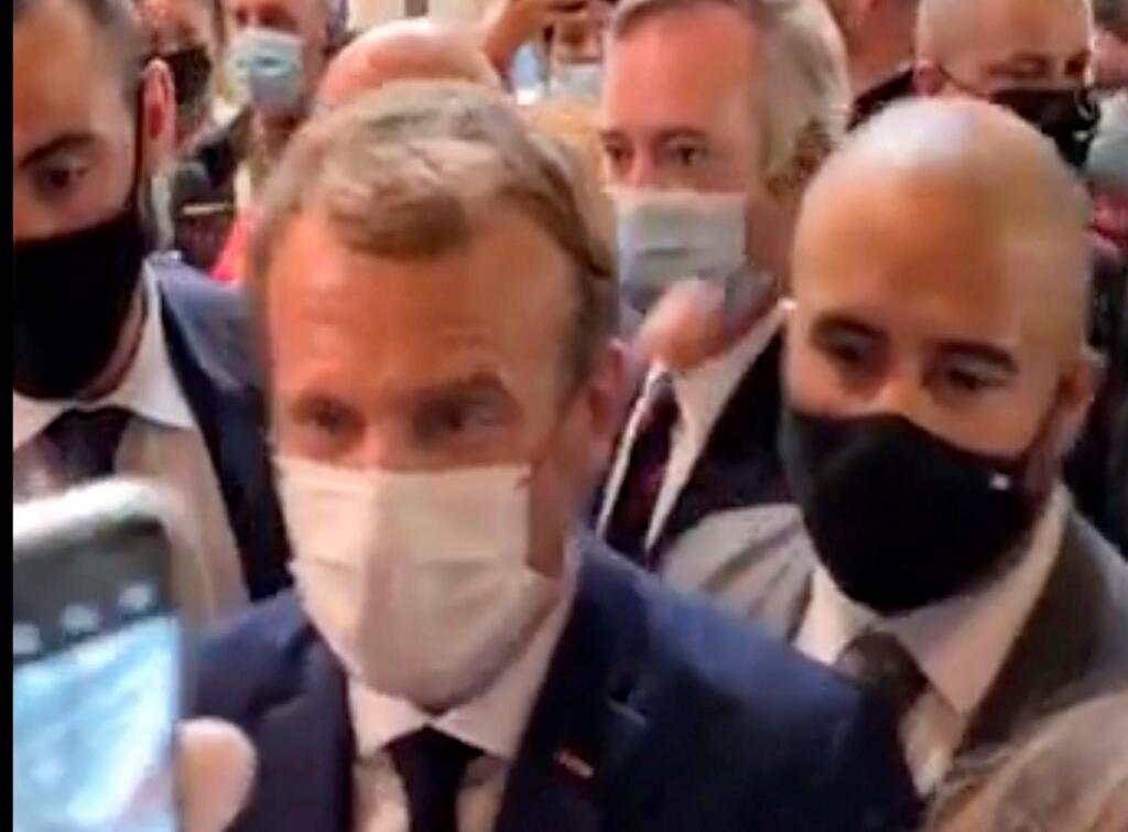 Na videu francúzsky prezident Emmanuel Macron, ktorého zasiahlo do pleca vajce počas medzinárodného potravinárskeho veľtrhu