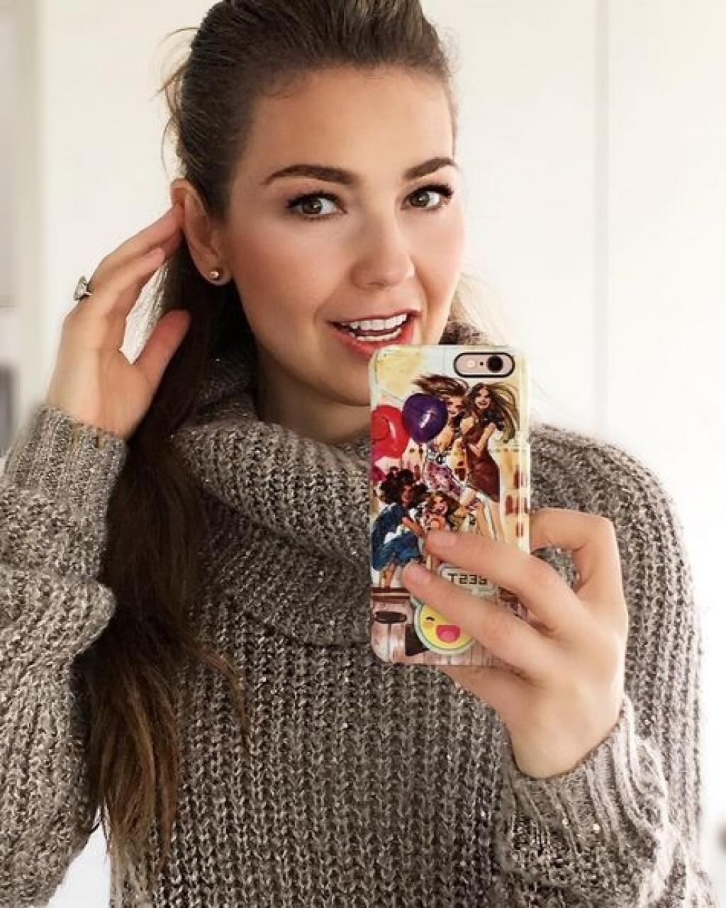 Rosalinda sa zobudila do chladného rána, a tak si obliekla svoj obľúbený rolák.