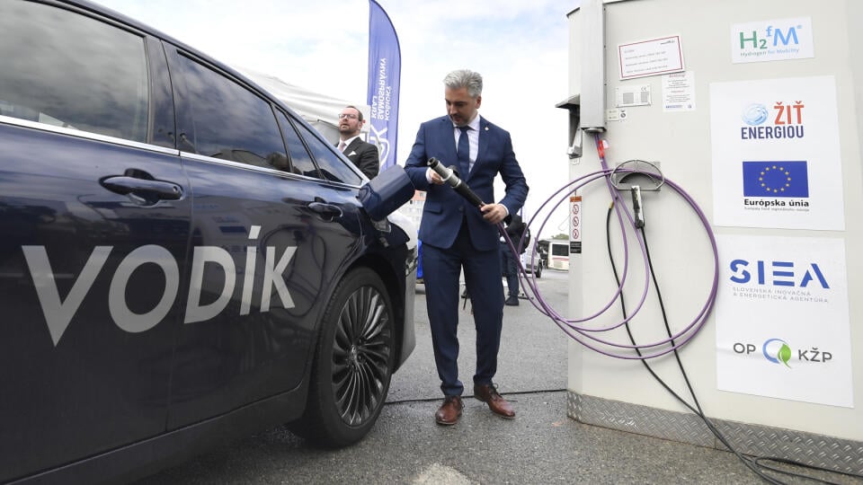 Predstavenie projektu zameraného na výrobu vodíka prostredníctvom elektrolýzy v Košiciach 5. mája 2022. Na snímke predseda Košického samosprávneho kraja (KSK) Rastislav Trnka počas tankovania vodíkového auta.