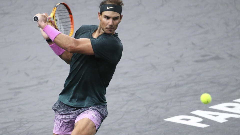 Španielskemu tenistovi Rafaelovi Nadalovi sa opäť nepodarí triumfovať na turnaji Masters 1000 v Paríži. V sobotňajšom semifinálovom súboji nestačil ako najvyššie nasadený hráč na štvorku podujatia Alexandra Zvereva a prehral v dvoch setoch 4:6, 5:7.