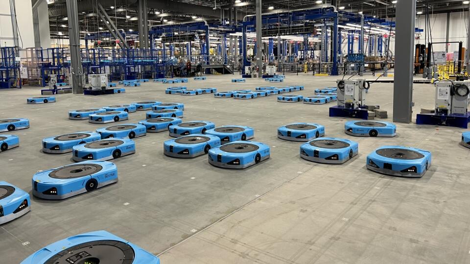 Roboty vo vývojovom centre spoločnosti Amazon