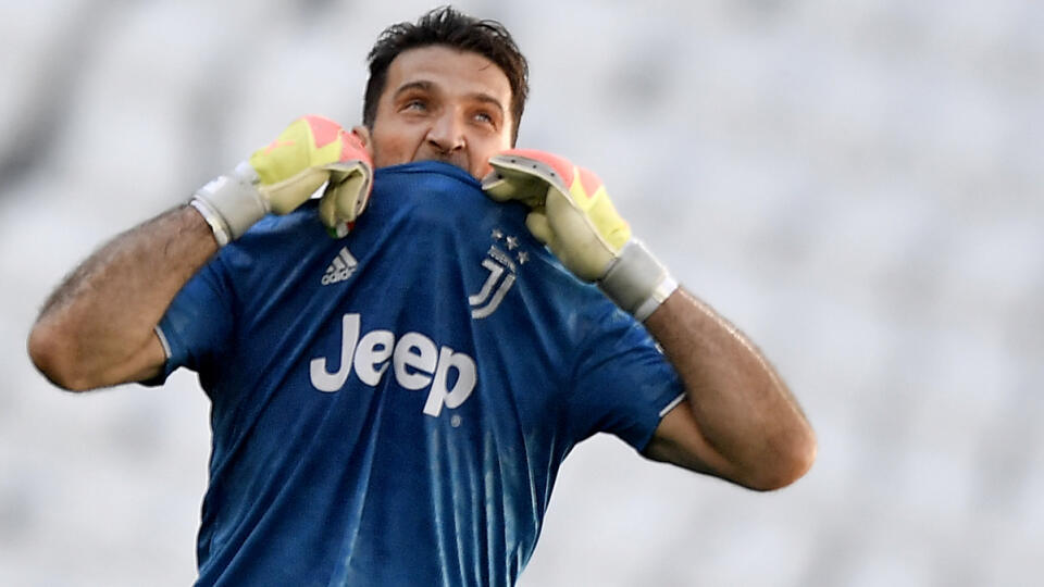 WA 13 Turín - Brankár turínskeho Juventusu Gianluigi Buffon reaguje počas zápasu 30. kola Serie A Juventus Turín - FC Turín v Turíne 4. júla 2020. Buffon vytvoril nový rekord v počte štartov v talianskej futbalovej Serii A. V sobotu nastúpil v mestskom derby proti FC Turín už na svoj 648. zápas najvyššej súťaže a prekonal tak legendárneho Paola Maldiniho. FOTO TASR/AP 


Juventus goalie Gianluigi Buffon reacts during the Serie A soccer match between Juventus and Torino, at the Allianz Stadium in