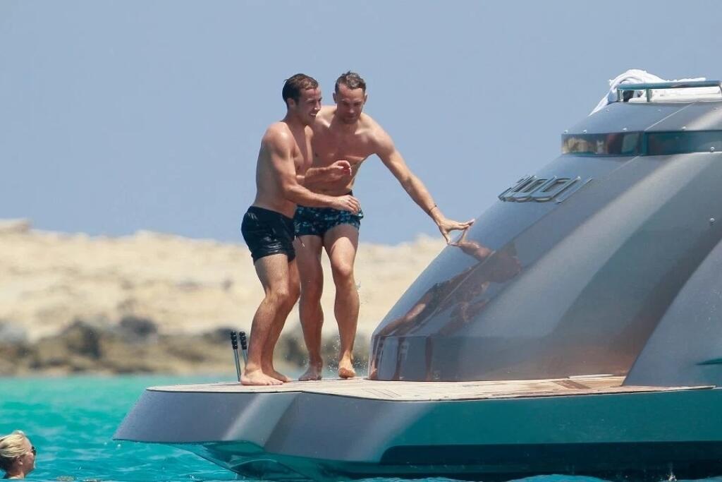 Keď nemecké futbalové hviezdy Manuel Neuer a Mario Gotze zobrali na dovolenku svoje krásne polovičky Ann Kathrin Brommel a Ninu Weiss, tak sa postarali, aby im nič nechýbalo. Za prenájom luxusnej lode Baloo 1 na Baleárskych ostrovoch zaplatili za týždeň 40-tisíc eur.