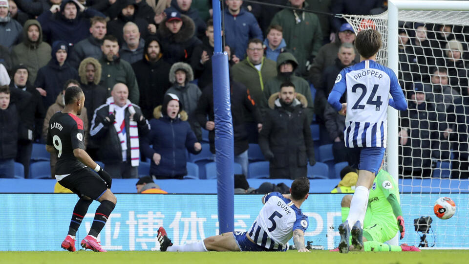 Nemenovaný hráč anglického futbalového klubu Brighton & Hove Albion mal pozitívny nález na koronavírus, no je v poriadku.