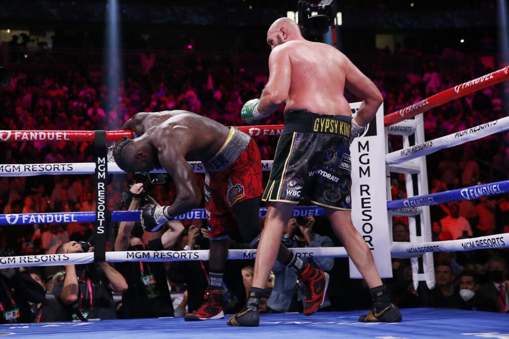 KK15 Las Vegas - Britský boxer Tyson Fury (vpravo) knockoutoval Američana Deontaya Wildera počas zápasu o titul majstra sveta organizácie WBC 9. októbra 2021 v Las Vegas. Britský boxer Tyson Fury obhájil titul majstra sveta organizácie WBC. V noci na nedeľu v Las Vegas knockoutoval Američana Deontaya Wildera v 11. kole. FOTO TASR/AP
Tyson Fury, of England, hits Deontay Wilder in a heavyweight championship boxing match Saturday, Oct. 9, 2021, in Las Vegas. (AP Photo/Chase Stevens)