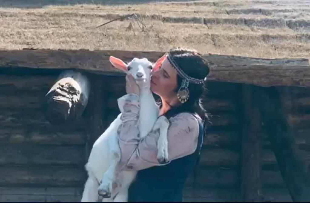 Zuzana Fialová si obľúbila kozliatko menom Bogdan.