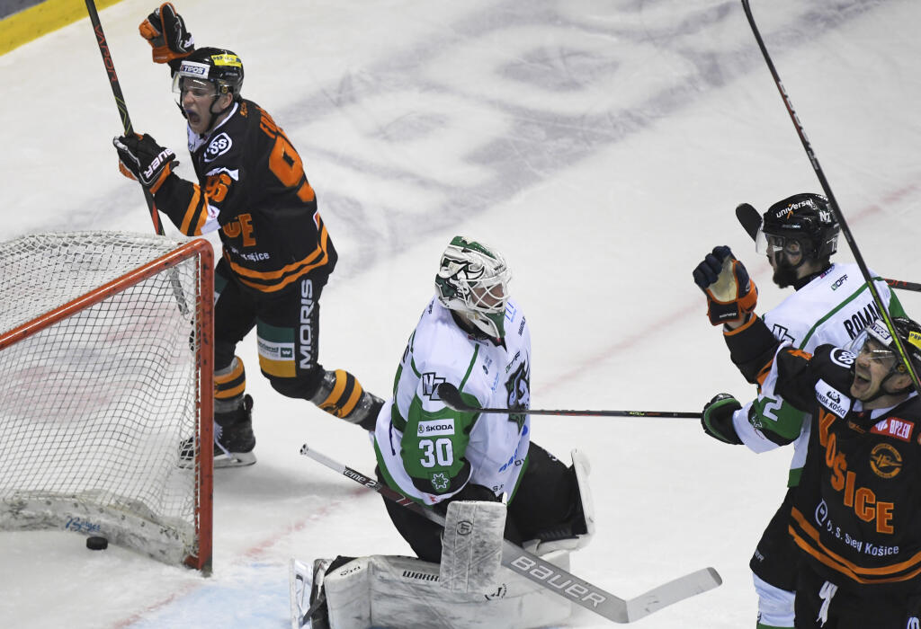 Na snímke radosť hráčov Košíc po druhom góle, uprostred brankár Henri Kiviaho (HC Nové Zámky) v prvom zápase predkola Kaufland play off Tipos extraligy HC Košice - HC Mikron Nové Zámky v Košiciach 24. marca 2021. FOTO TASR - František Iván