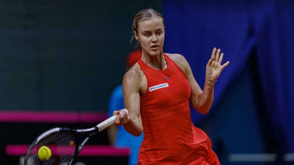 Na snímke Anna Karolína Schmiedlová počas druhého zápasu druhého hracieho dňa kvalifikačného Fed Cupového stretnutia medzi Slovenskom a Veľkou Britániou.