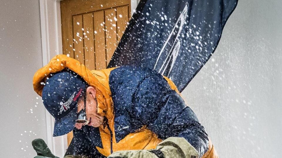 Ed Jackson vystúpil po schodoch na imaginárny Mount Everest
