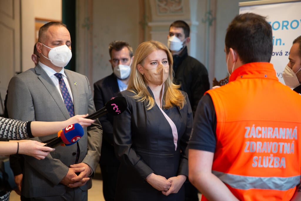 Očkovanie proti ochoreniu COVID-19 v priestoroch Prezidentského paláca pod záštitou prezidentky SR Zuzany Čaputovej v Bratislave. Na snímke Zuzana Čaputová a Juraj Droba.